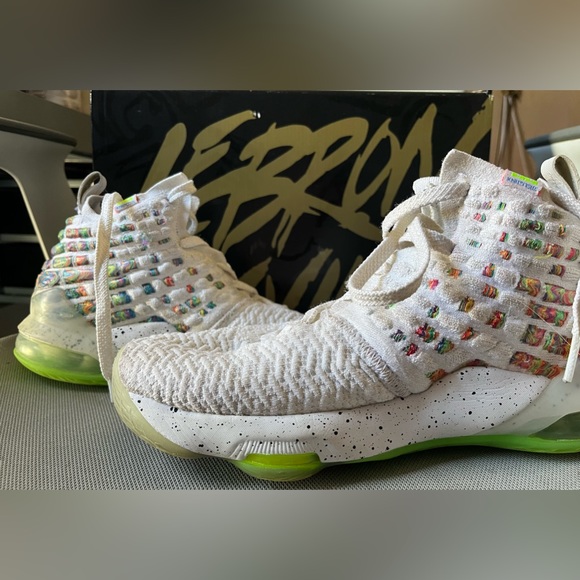 Lebron (XVII) 17 GS - Picture 3 of 7